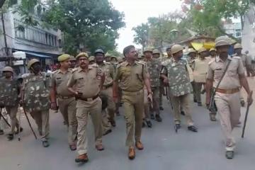 फेसबुक पर धार्मिक टिप्पणी को लेकर बवाल, आगजनी के बाद लाठीचार्ज