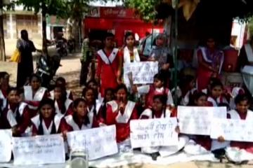 इलाहाबाद: शराबियों की छींटाकशी से परेशान छात्राएं उतरीं सड़क पर 