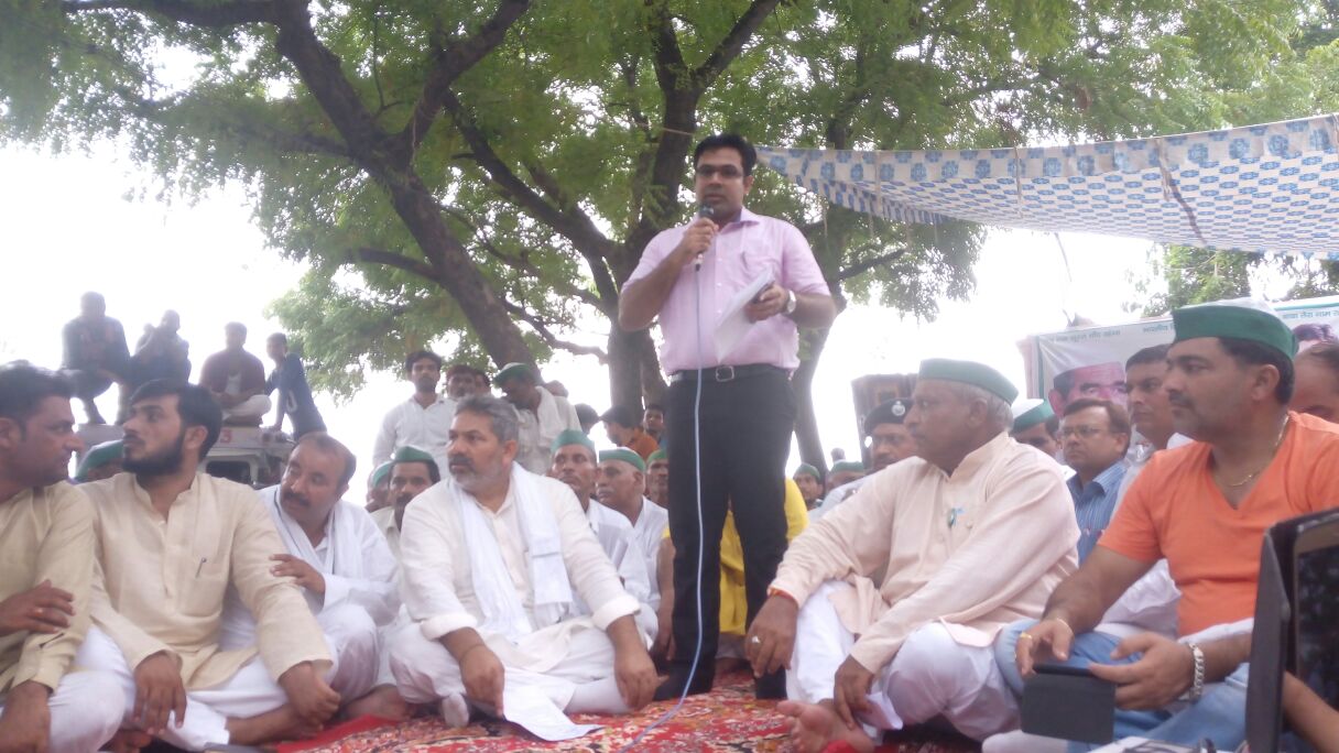 डी0एम0, एस0एस0पी0 ने मांगो को सहानुभूतिपूर्वक हल करने का आश्वासन दिया, भाकियू के राष्ट्रीय प्रवक्ता राकेश टिकैत ने महापंचायत में धरना समाप्त करने की घोषणा