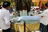 किसान की मौत के बाद जागी सरकार, मुआवजे के बाद धरना खत्म