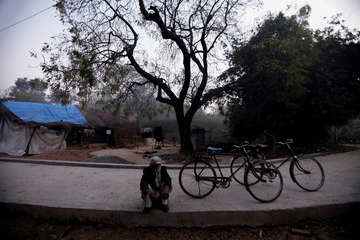 पंचायत ने बूढ़े बाप को थूक चाटने पर किया मजबूर