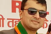 बीच सड़क पर IG से भिड़े योगी के विधायक,