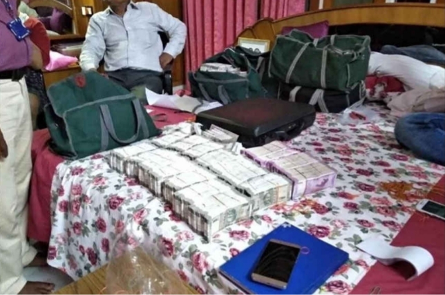 कारोबारी के घर छापा, 100 किलो सोना और 10 करोड़ कैश बरामद