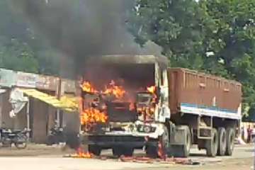 भीषण सड़क हादसे में 6 लोगों की मौके पर ही मौत ग्रामीणों ने ट्रेलर में लगाई आग