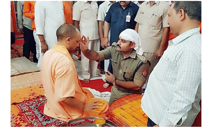 सीएम योगी के आगे नतमस्तक पुलिस अधिकारी के फोटो वायरल