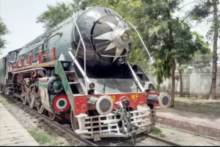 ग़दर एक प्रेम कथा जैसी फ़िल्मों में इस्तेमाल हो चुके अक़बर रेल इंजन अब दौड़ेगा दिल्ली के रेलवे ट्रैक पर