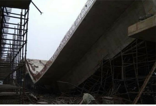 NH-28 पर निर्माणाधीन फ्लाईओवर गिरा, चार मजदूर गंभीर, दो अन्‍य के फंसे होने की आशंका