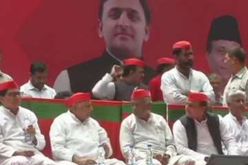 सपा संरक्षक मुलायम सिंह यादव अपने बेटे अखिलेश यादव के साथ मंच साझा करते नजर आए.