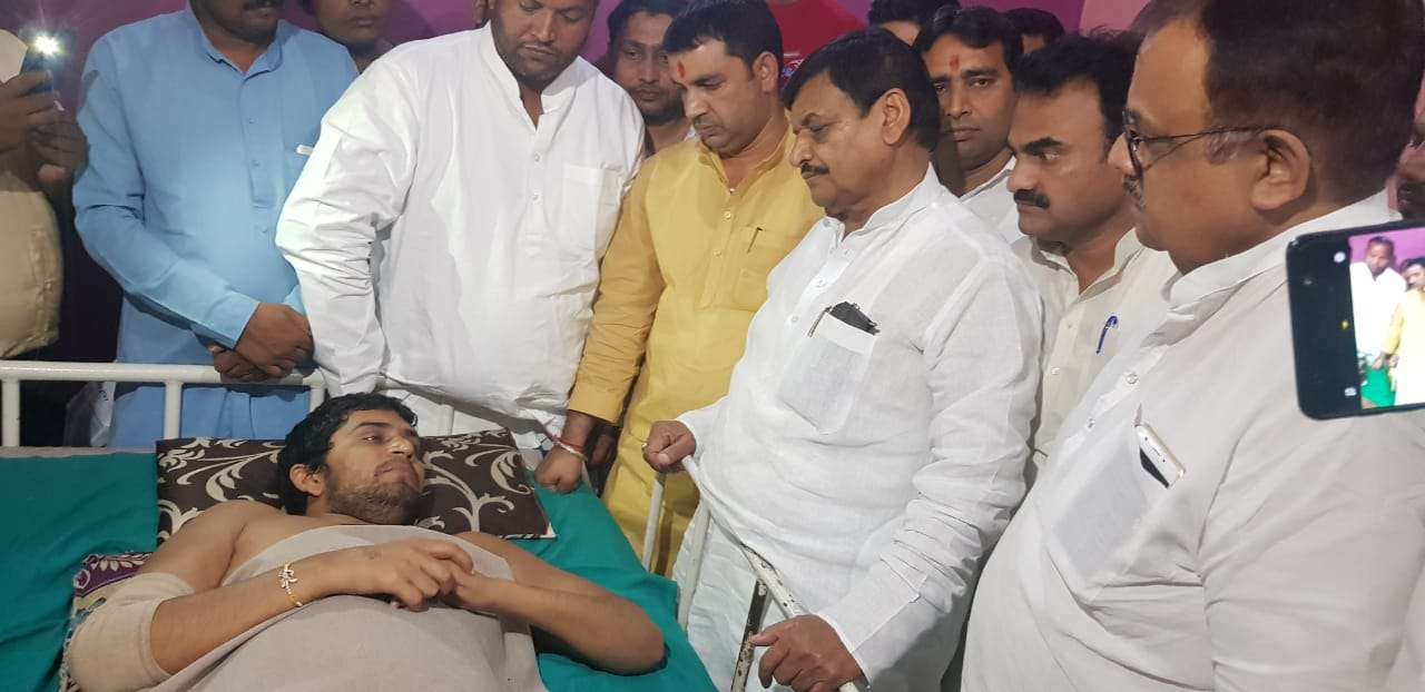 समाजवादी सेक्युलर मोर्चा के चीफ शिवपाल सिंह यादव कथित फर्जी एनकाउंटर में घायलजितेंद्र यादव से मिले