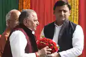 मुलायम-अखिलेश ने दी पूर्व सीएम एनडी तिवारी को श्रद्धांजलि
