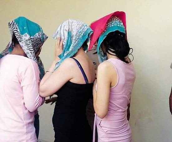 एक स्पा सेंटर में देह व्यापार चल रहा था. पुलिस ने छापा मारा तो 