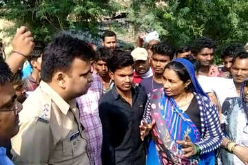  बाजार गई छात्रा का स​ड़क किनारे मिला शव, दुष्कर्म कर हत्या की आशंका में जमकर विरोध