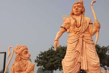 आकर्षण का केंद्र बनी 30 फुट ऊंची भगवान राम संग हनुमान की मूर्ति