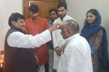 मुलायम ने सपरिवार शिवपाल के घर मनाई दिवाली, 