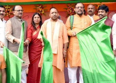 यूपी की सभी 80 लोकसभा सीटों पर कमल संदेश बाइक रैली सीएम योगी ने वाराणसी में की शुरुआत