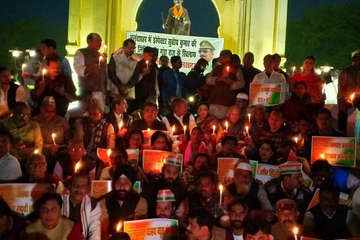 बुलंदशहर हिंसा और लखनऊ में बीजेपी नेता की हत्या के विरोध में कांग्रेस का केंडल मार्च