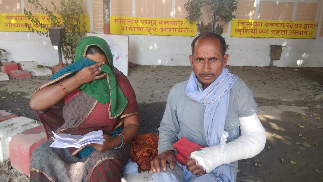 प्रधान की दबंगई के चलते विधवा पीड़िता अपने बच्चों संग खुले में रहने को मजबूर,,