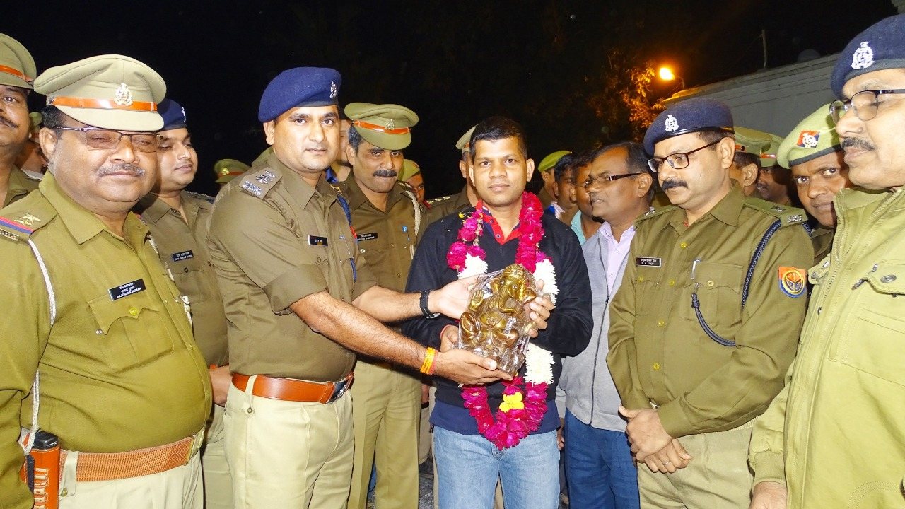 एल आर कुमार ने संभाली सीतापुर में पुलिस अधीक्षक की कमान एसएसपी प्रभाकर चौधरी की भव्य विदाई