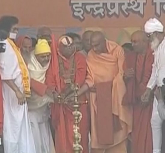 दिल्ली के रामलीला मैदान में विशाल धर्मसभा शुरू 