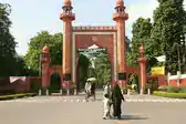 पाकिस्तानी नागरिक को अवार्ड देने के नाम पर AMU में नया विवाद शुरू 