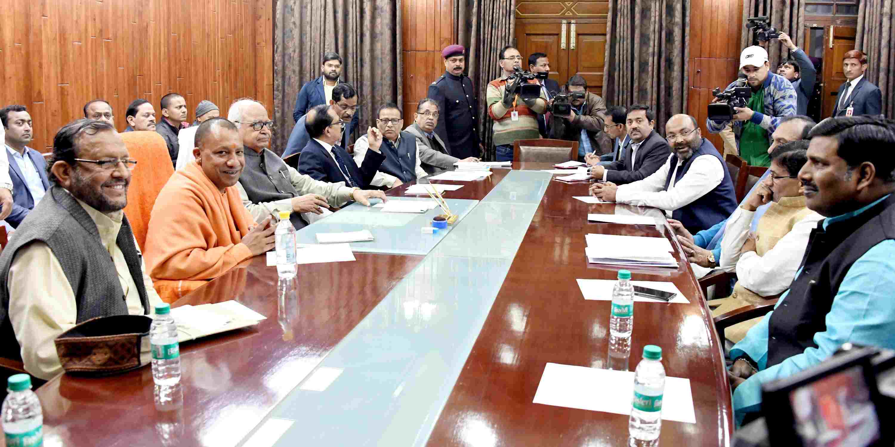 सदन की कार्यवाही प्रेमपूर्ण ढंग से चलाने में सहयोग अपेक्षित मुख्यमंत्री जी श्री योगी आदित्य नाथ ने कहा कि हम चाहते है सदन व्यवस्थित रूप से चले।