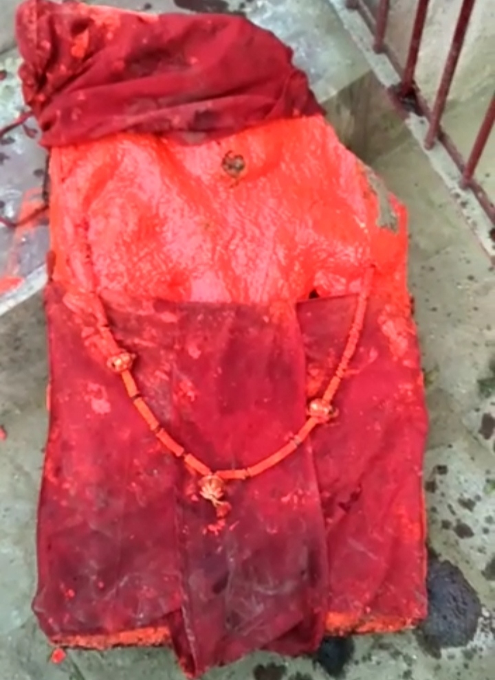 हनुमान जी के मंदिर का ताला मूर्ति तोड़कर फेका बाहर, पढ़ा  नमाज व कहा की अल्ला ने कहा है ।*