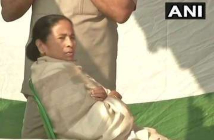 सीएम ममता बनर्जी मोदी सरकार के खिलाफ संविधान बचाओ धरने पर बैठ गई 