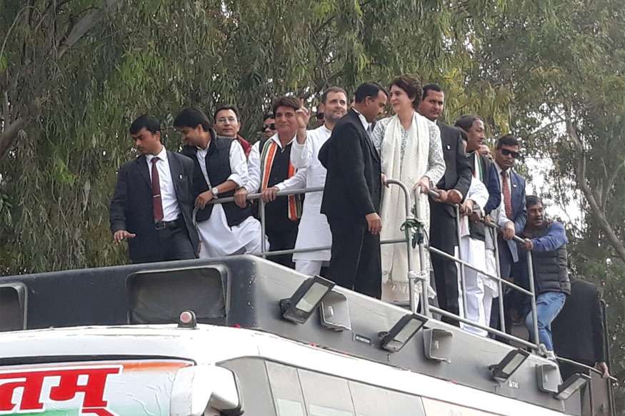 प्रियंका गांधी के मेगा रोड शो में, 50 मोबाइल फोन और पर्स हुए चोरी