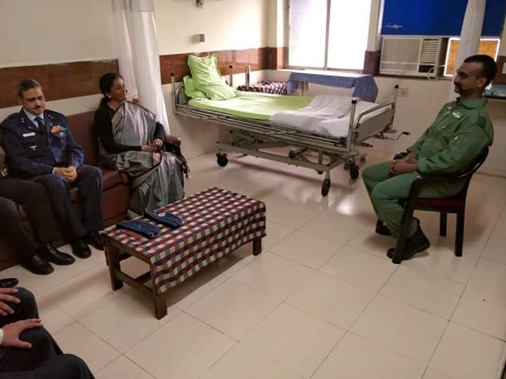 रक्षा मंत्री निर्मला सीतारमण ने विंग कमांडर अभिनंदन से की मुलाकात