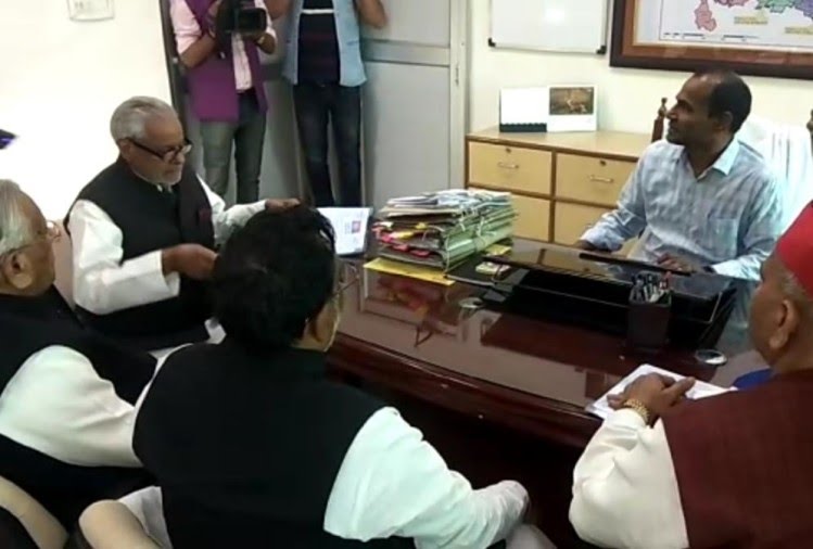 सपा प्रतिनिधिमंडल ने मुख्य निर्वाचन अधिकारी से मिलकर यूपी डीजीपी को हटाने की मांग की