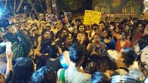 जेएनयू में छात्रों का बवाल, कुलपति की पत्नी को बनाया बंधक