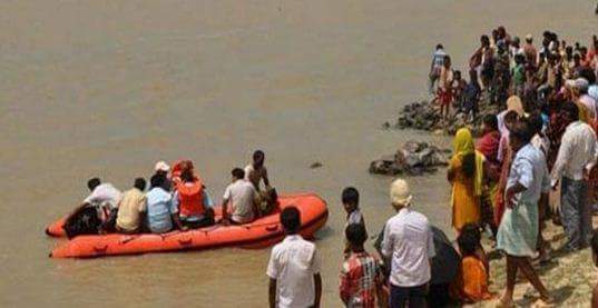यमुना नदी में यात्रियों से भरी नाव पलट गई.