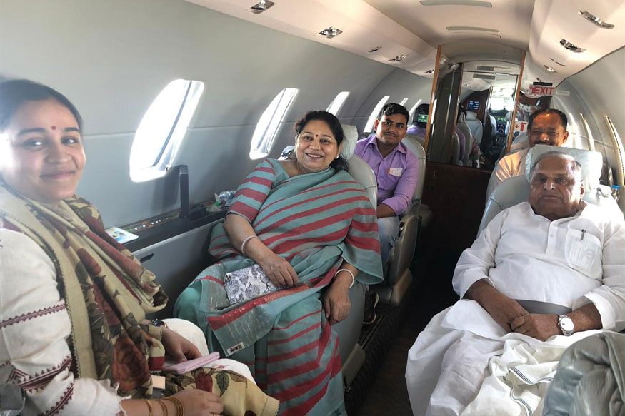 मुलायम ने परिवार संग डाला वोट, साधना, अखिलेश, डिंपल और अपर्णा भी रही साथ     