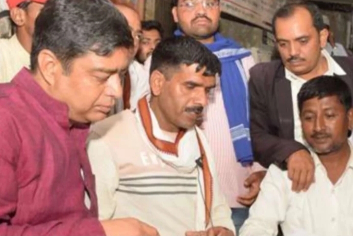वकील के साथ निर्वाचन अधिकारी से मिले तेज बहादुर, समर्थकों ओर पुलिस में हुई  नोकझोंक