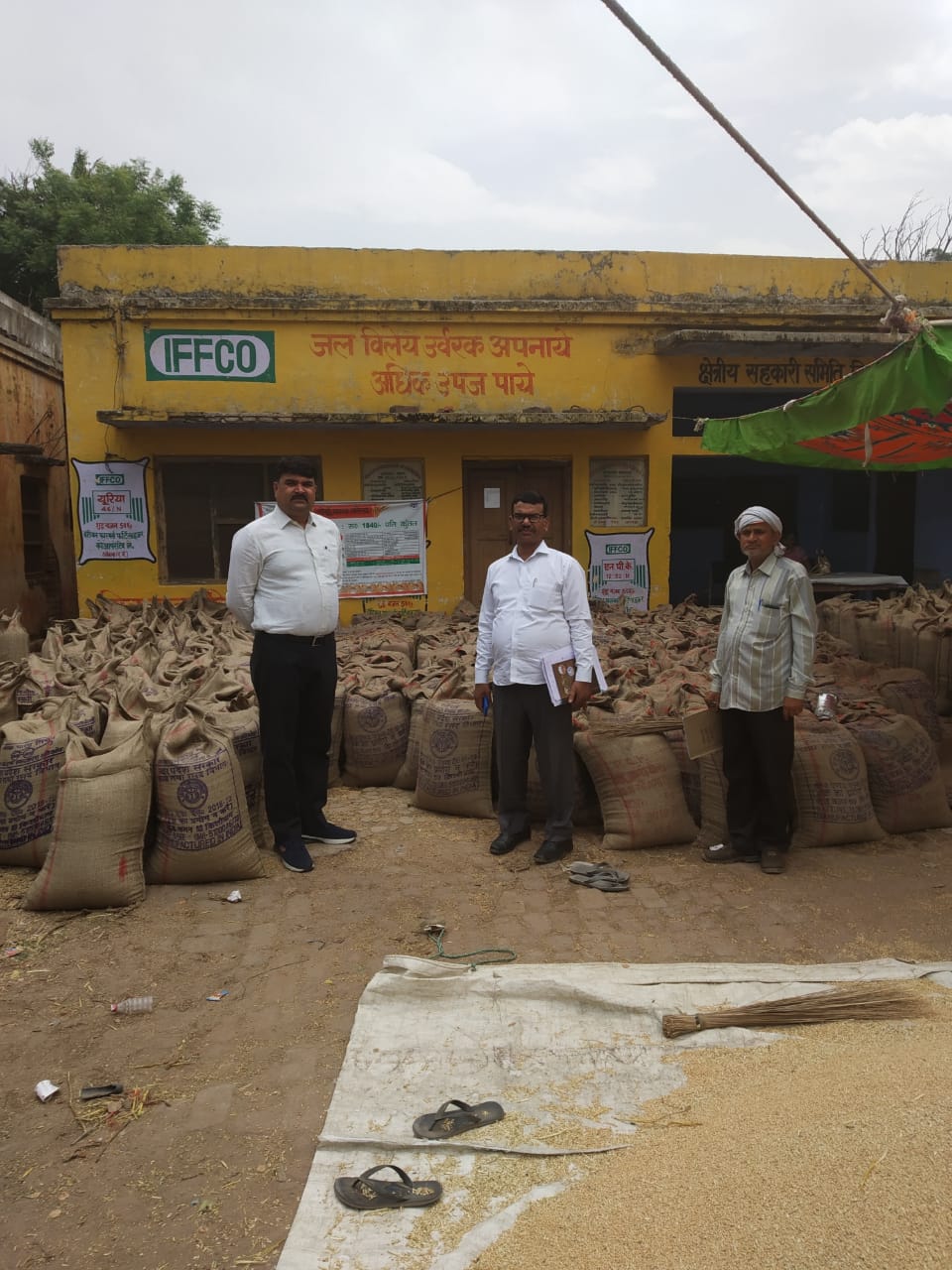 अलीगढ़ जिला प्रबन्धक ने किया गेहूं क्रय केंद्रों का निरीक्षण, किसानों को बेहतर सुविधा देने के दिए निर्देश