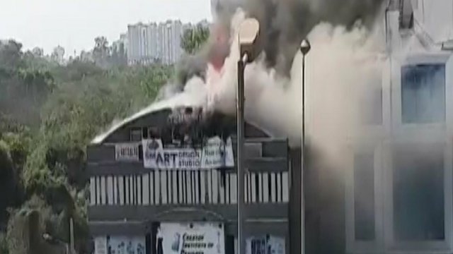 सूरत के तक्षशिला कॉम्पलेक्स में लगी आग, एक टीचर समेत 15 लोगों की मौत