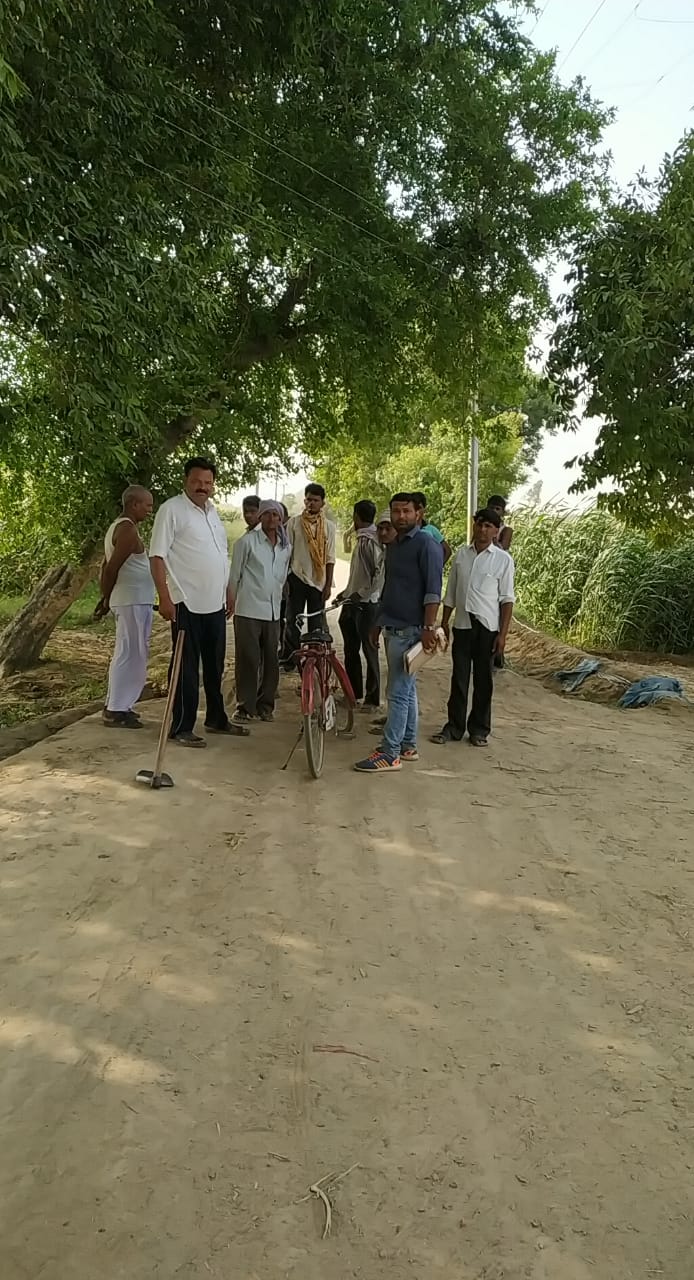 एसडीएम अतरौली के निर्देश पर तहसील की राजस्व टीम ने बाईखुर्द में चकमार्ग की पैमाइश कर समस्या का निस्तारण किया