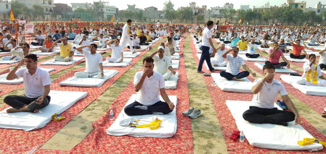 जनपद स्तरीय अधिकारी व राजनेताओं ने किया 5 वे अंतर्राष्ट्रीय योग दिवस में योग