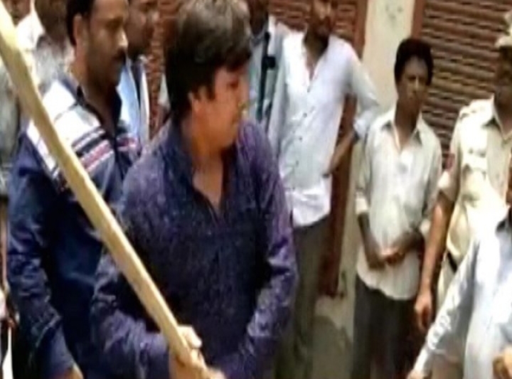 कैलाश विजयवर्गीय का विधायक बेटा गिरफ्तार