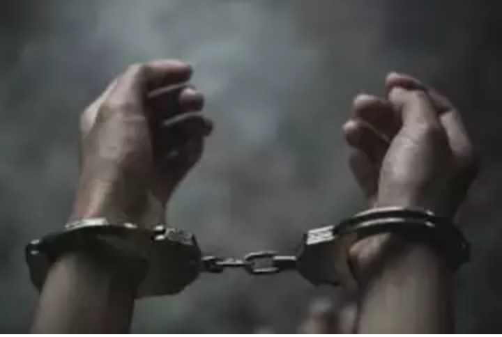 नोएडा में फर्जी IPS और उसका PRO गिरफ्तार