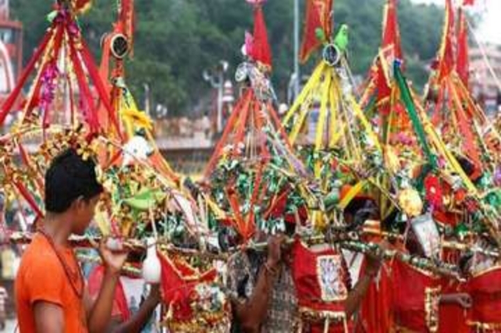 कांवड़ यात्रा में फिल्मी गानों पर बैन, लेकिन  DJ बजाने की छूट