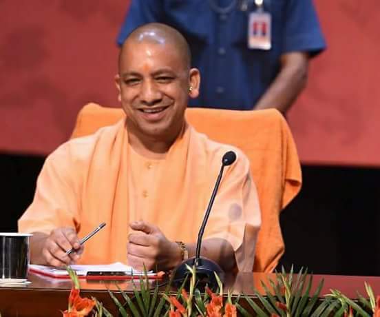 उत्तर प्रदेश के मुख्यमंत्री योगी आदित्यनाथ ने बिहारी जी पहुंचे मंदिर में पहुंचकर पूजा अर्चना की