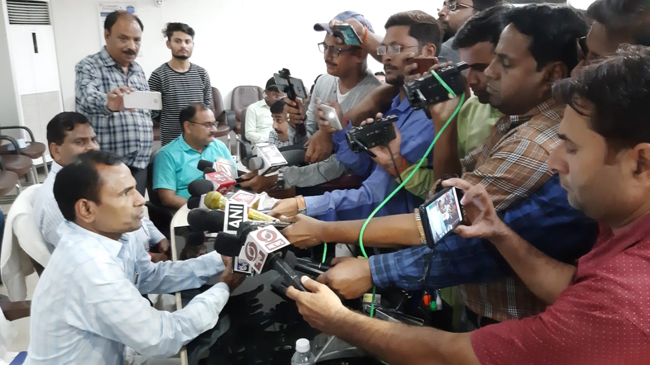 सूबे के मुख्य निर्वाचन अधिकारी ने कलक्ट्रेट के नवीन सभागार में की बैठक, निष्पक्ष चुनाव कराने के लिए की जिला प्रशासन व पुलिस की प्रशंसा, स्वीप के बारे में 