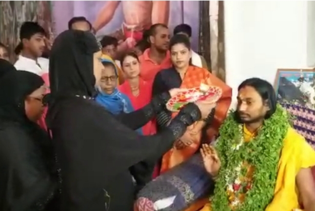 मुस्लिम महिलाओं ने उतारी आरती, गुरु का लिया आशीर्वाद