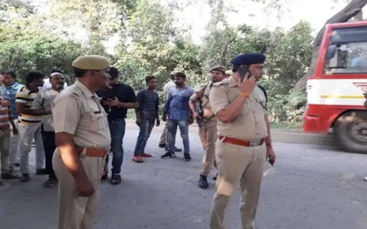 दो पुलिसकर्मियों की हत्या कर तीन मुल्जिम फरार