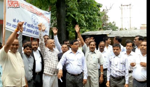 ग्राम न्यायालय के विरोध के अधिवक्ताओं का धरना प्रदर्शन। रिपोर्ट :- पंकज कुमार सिंह।