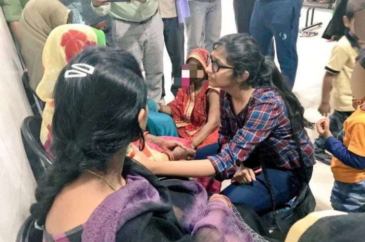 सुप्रीम कोर्ट के आदेश के बाद डीएम ने दुष्कर्म पीड़िता की मां को भेजा 25 लाख का चेक