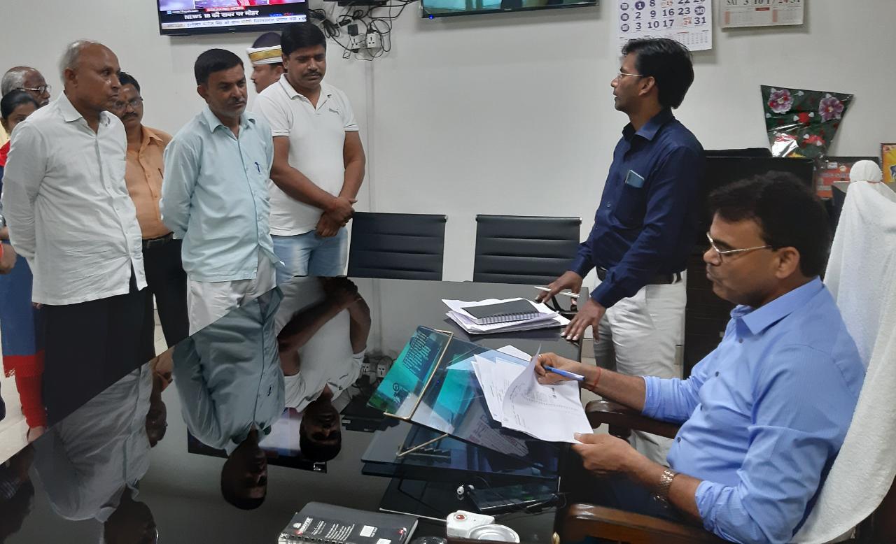 डीएम ने जनता दरबार में सुनी फरियादियो की समस्याएं, डीएम ने दिए संबंधित अधिकारियों को गुणवत्तापूर्ण निस्तारण के निर्देश।