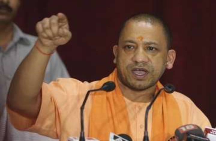 एक्शन में CM  आदित्यनाथ, DM और एसपी को हटाया