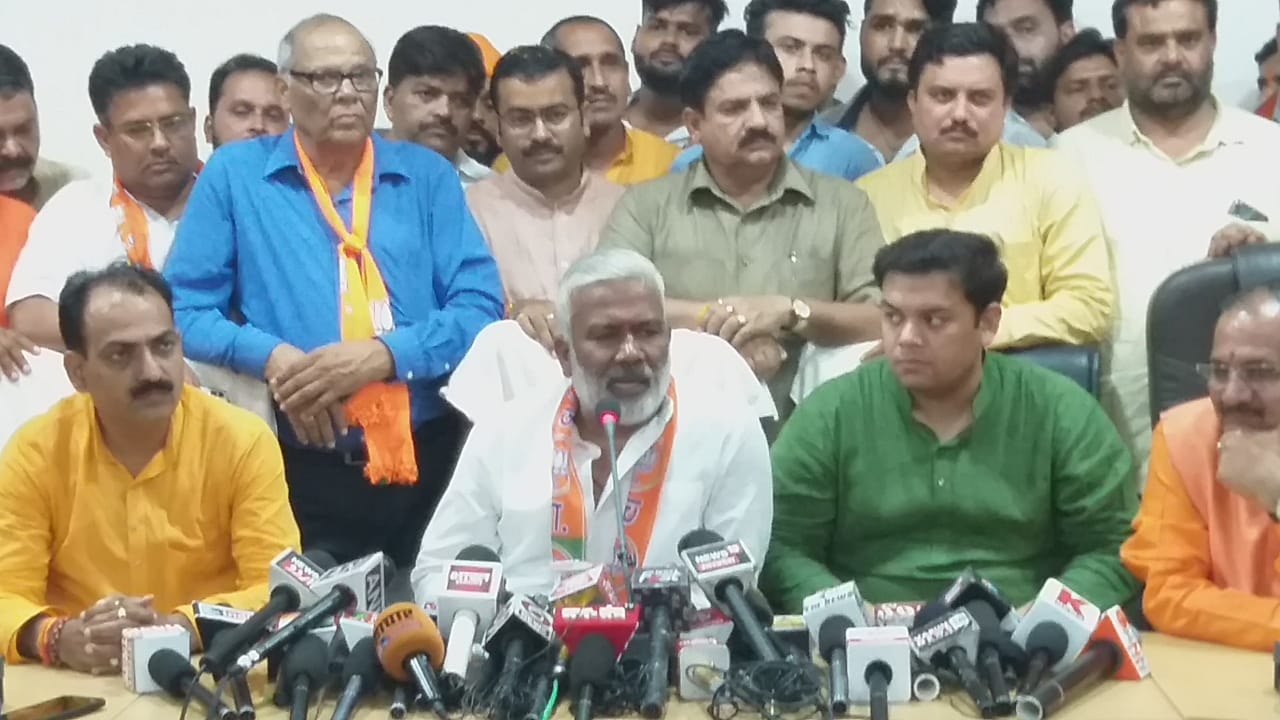 भाजपा प्रदेश अध्यक्ष पद की कमान संभालने के बाद मंत्री स्वतंत्र देव आज अलीगढ़ पहुंचे
